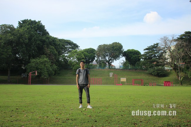 �¼���Ӣ����ѧԺ