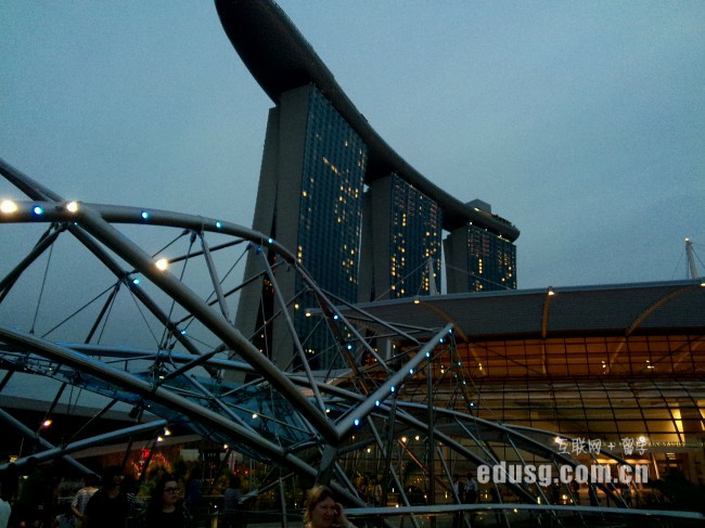 �¼���Ӣ����ѧԺ