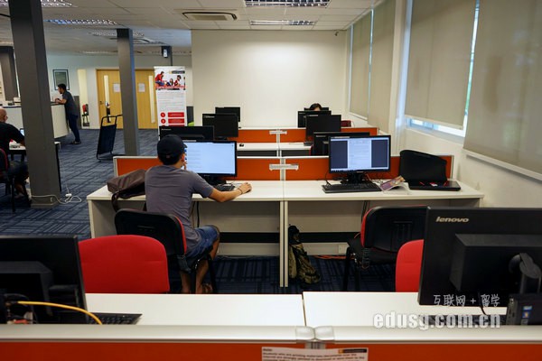 �¼���Ӣ����ѧԺ