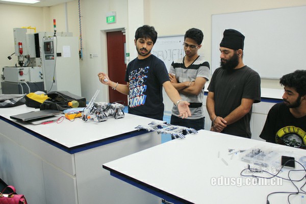 �¼���Ӣ����ѧԺ