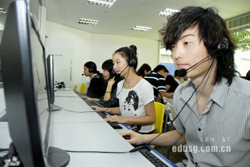 �¼���Ӣ����ѧԺ