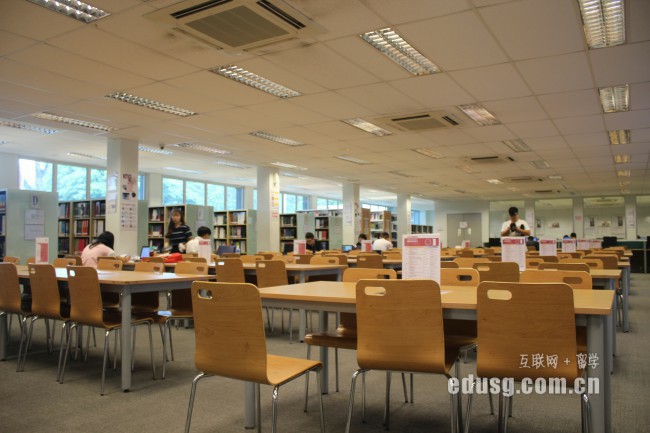 �¼���Ӣ����ѧԺ