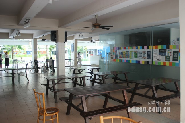 �¼�����ѧ�Ƶ����ѧУ�ĸ���