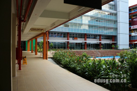 �¼���ӵ�л���רҵ�Ĵ�ѧ