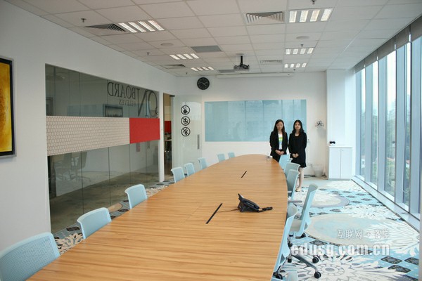 �¼���ѧУ����רҵ