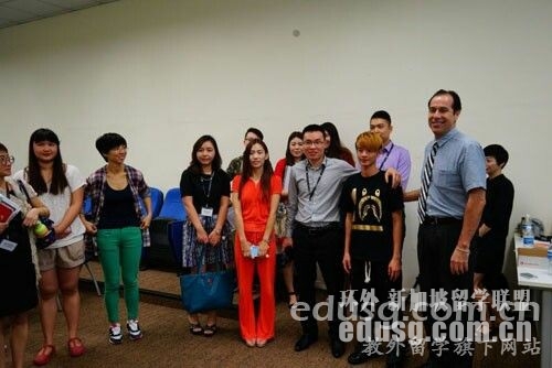 教外留学丁老师与学生共享课堂乐趣