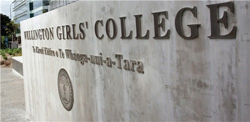 �������{���Ů�Ӹ���