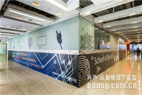 �¼����м�����ʦѧУ