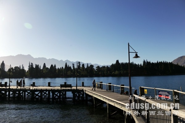 奥克兰皇后镇大学