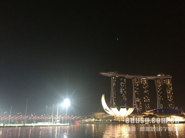 �¼��¹�����ѧ������������������Ҫ����б�ҵ���߿��ɼ����죬һ���賬����һ����һ��������ͬʱ��˼���6.5�����ϻ��и�90�����ϣ�����רҵ������Ҫ���ύSAT�ɼ���˶ʿ�����豾�Ʊ�ҵ��ӵ��ѧʿѧλ������ԺУ�����ͳɼ����㣬GPAͨ��Ҫ��3.0�����ϣ���˼6.5 - 7.0�֣�����רҵҪ������ع��������GMAT�ɼ�������ͨ�����ԡ�